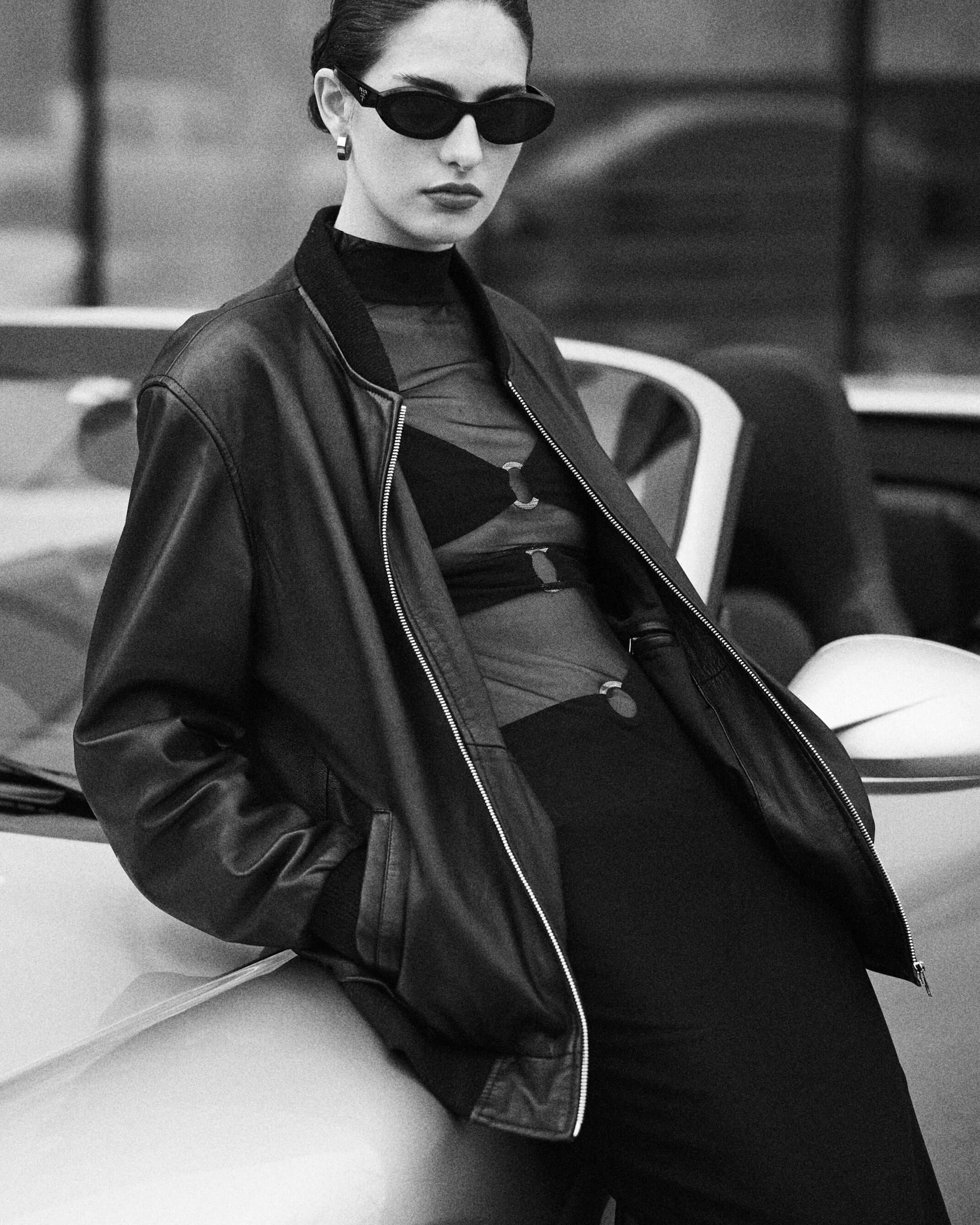 BLACK BOWIE JACKETChaqueta tipo Bomber color negro, 100% de cuero de oveja, suave y delgado. Cuello alto y con cierre en la parte delantera. Puños, escote y base de tejido elástico. Muy buen fit y cómoda, perfecta para cualquier ocasión.