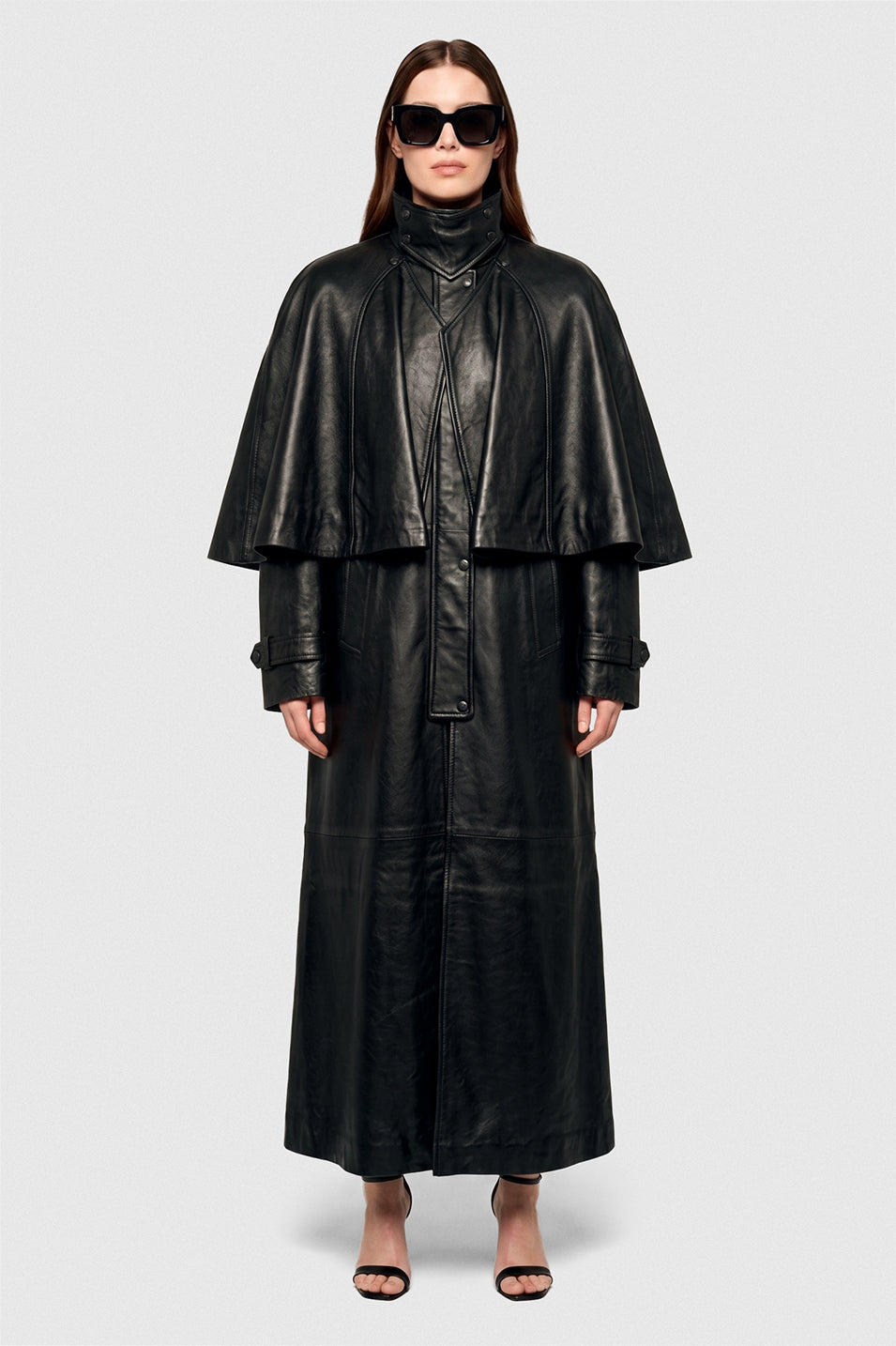 Trench cuero negro mujer Bruna layer coat AMEN · vista frontal · diseñado en Chile