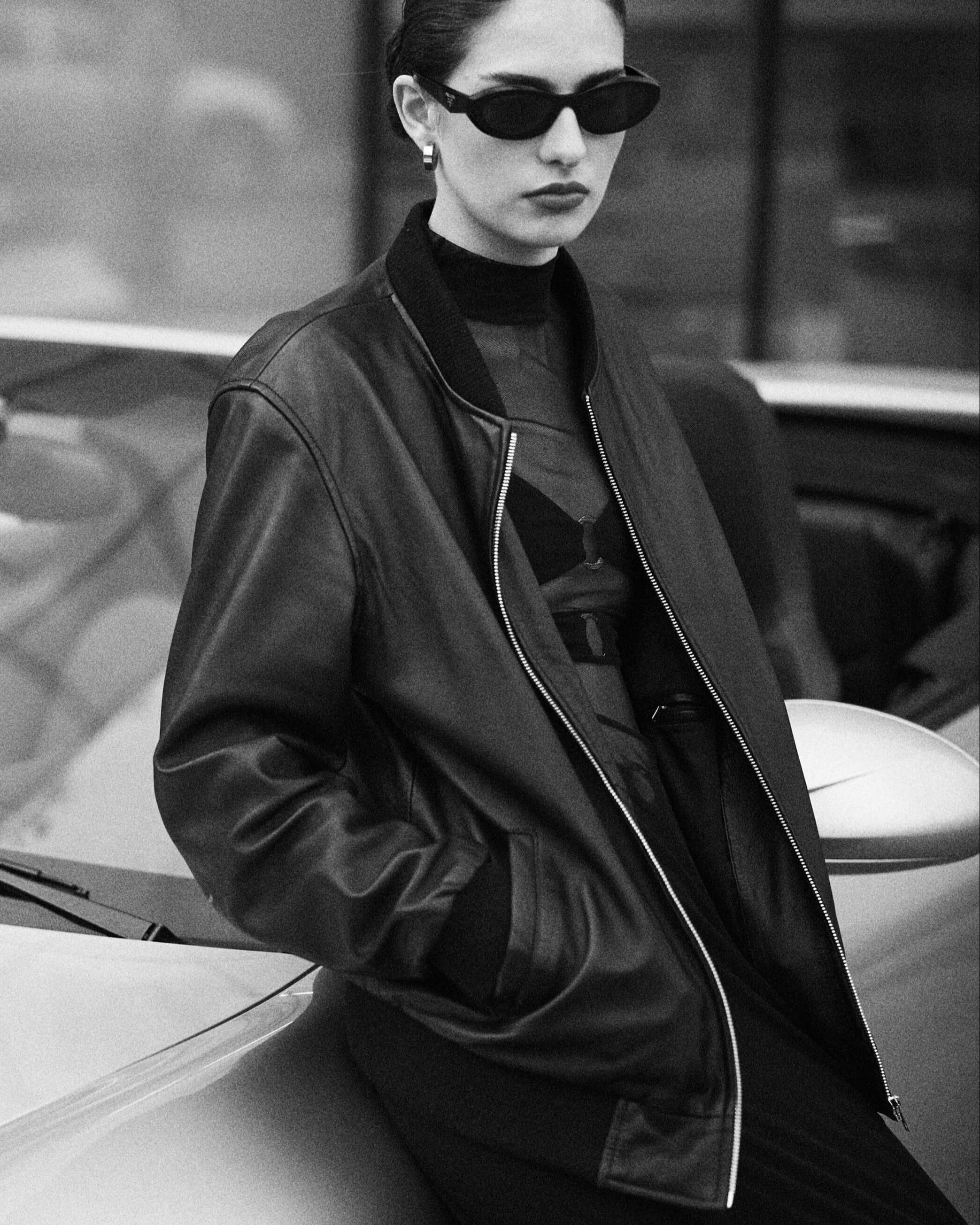 BLACK BOWIE JACKETChaqueta tipo Bomber color negro, 100% de cuero de oveja, suave y delgado. Cuello alto y con cierre en la parte delantera. Puños, escote y base de tejido elástico. Muy buen fit y cómoda, perfecta para cualquier ocasión.