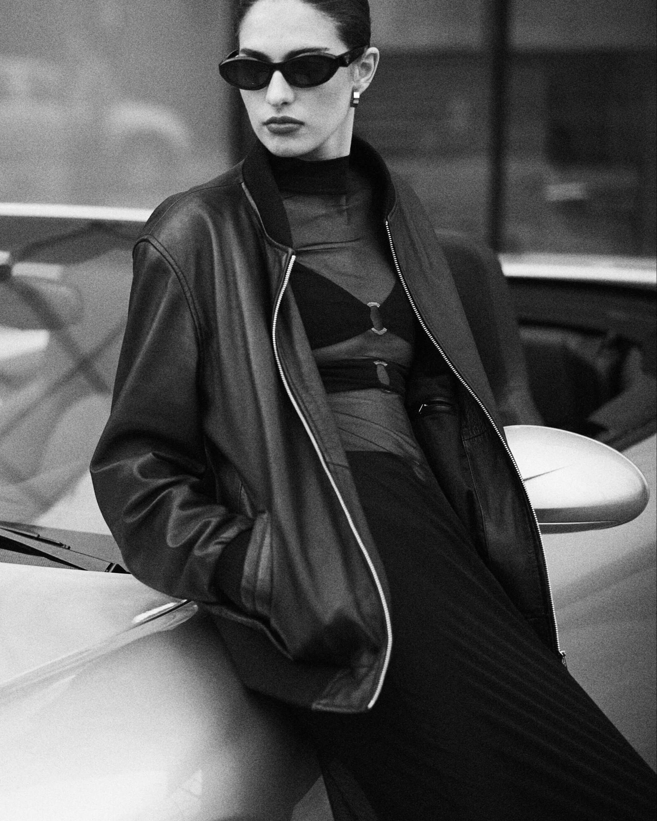 BLACK BOWIE JACKETChaqueta tipo Bomber color negro, 100% de cuero de oveja, suave y delgado. Cuello alto y con cierre en la parte delantera. Puños, escote y base de tejido elástico. Muy buen fit y cómoda, perfecta para cualquier ocasión.