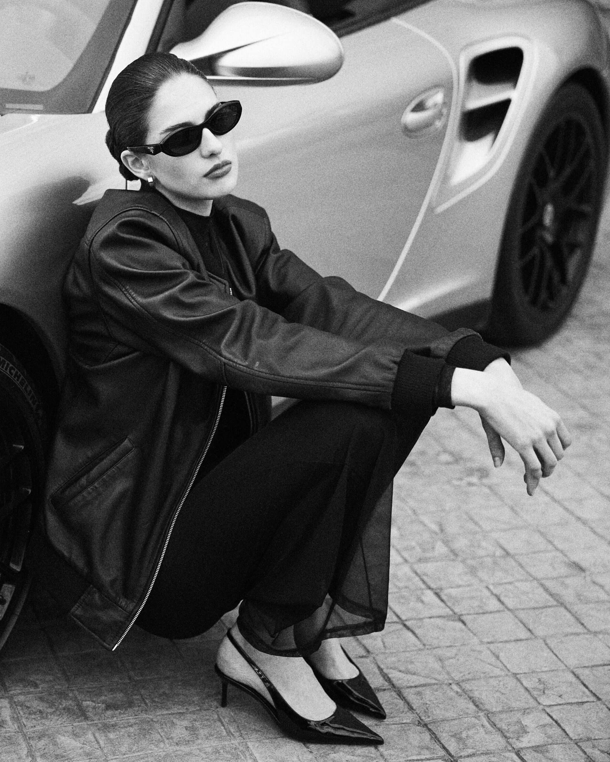 BLACK BOWIE JACKETChaqueta tipo Bomber color negro, 100% de cuero de oveja, suave y delgado. Cuello alto y con cierre en la parte delantera. Puños, escote y base de tejido elástico. Muy buen fit y cómoda, perfecta para cualquier ocasión.