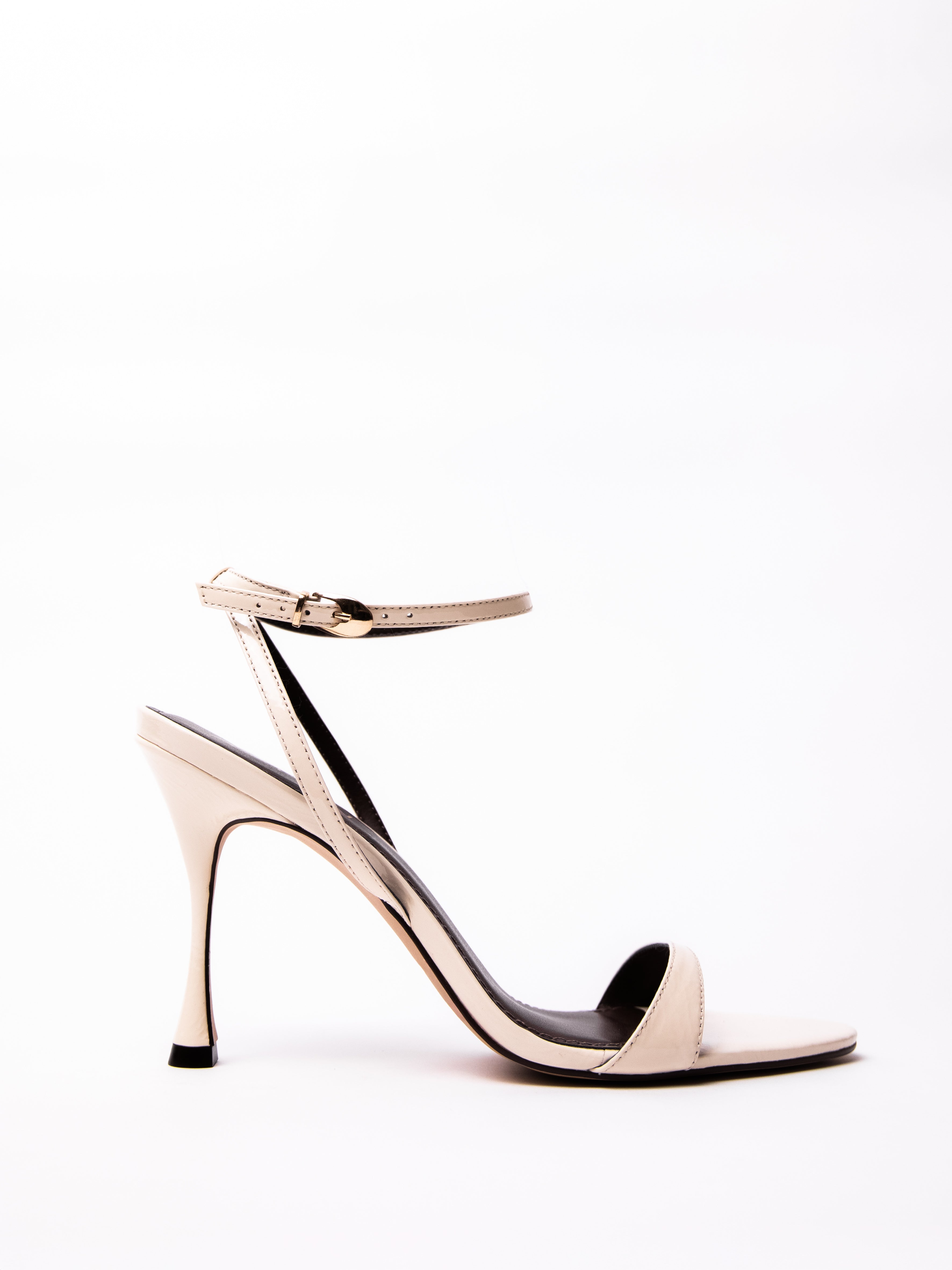 Zapato Anais Cuero Acharolado Mantequilla